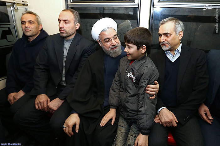عکس/ همسفر کوچک روحانی در مترو عکس/ همسفر کوچک روحانی در مترو