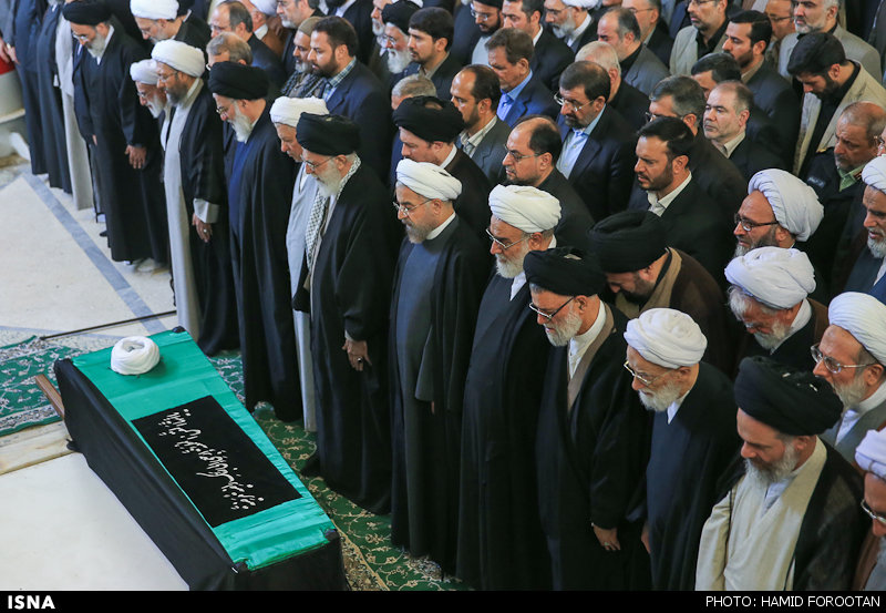 رهبر معظم انقلاب بر پیکر مطهر آیت‌الله مهدوی‌کنی نماز اقامه کردند