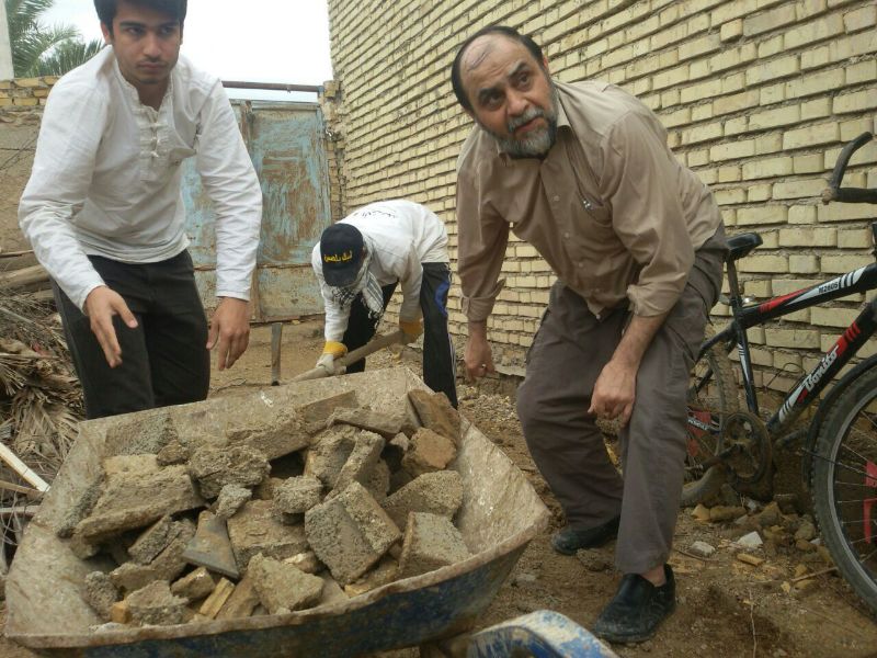 عکس: رحیم پور ازغدی در حال کارگری عکس: رحیم پور ازغدی در حال کارگری