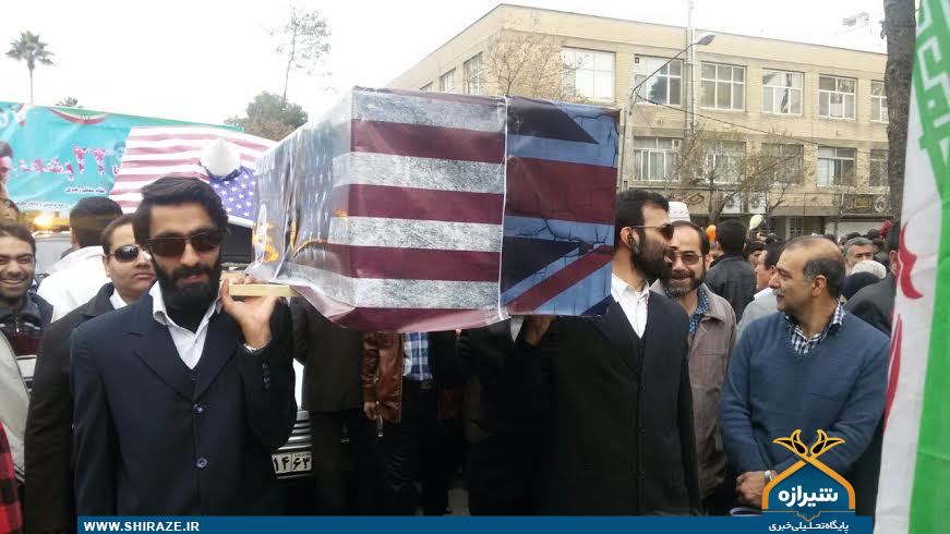 عکس: تشییع نمادین تابوت آمریکا و انگلیس در راهپیمایی 22 بهمن شیراز عکس: تشییع نمادین تابوت آمریکا و انگلیس در راهپیمایی 22 بهمن شیراز