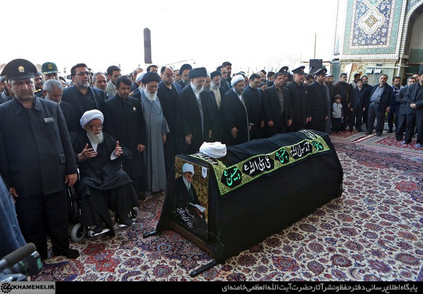 نماز بر پیکر آیت الله واعظ طبسی به امامت رهبر انقلاب در صحن جامع رضوی اقامه شد + تصاویر نماز بر پیکر آیت الله واعظ طبسی به امامت رهبر انقلاب در صحن جامع رضوی اقامه شد + تصاویر