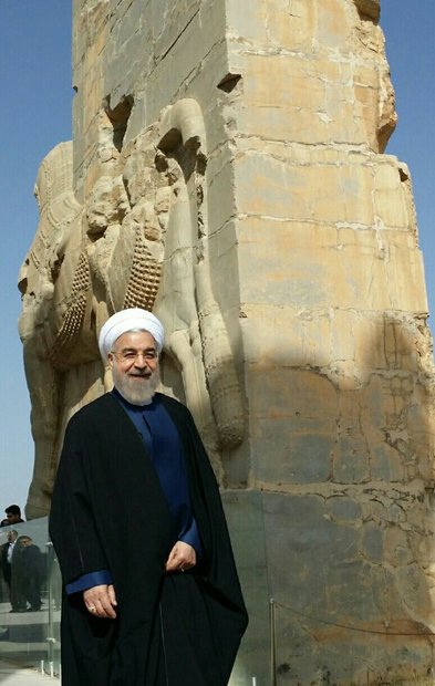 عکس های یادگاری روحانی در شیراز عکس های یادگاری روحانی در شیراز