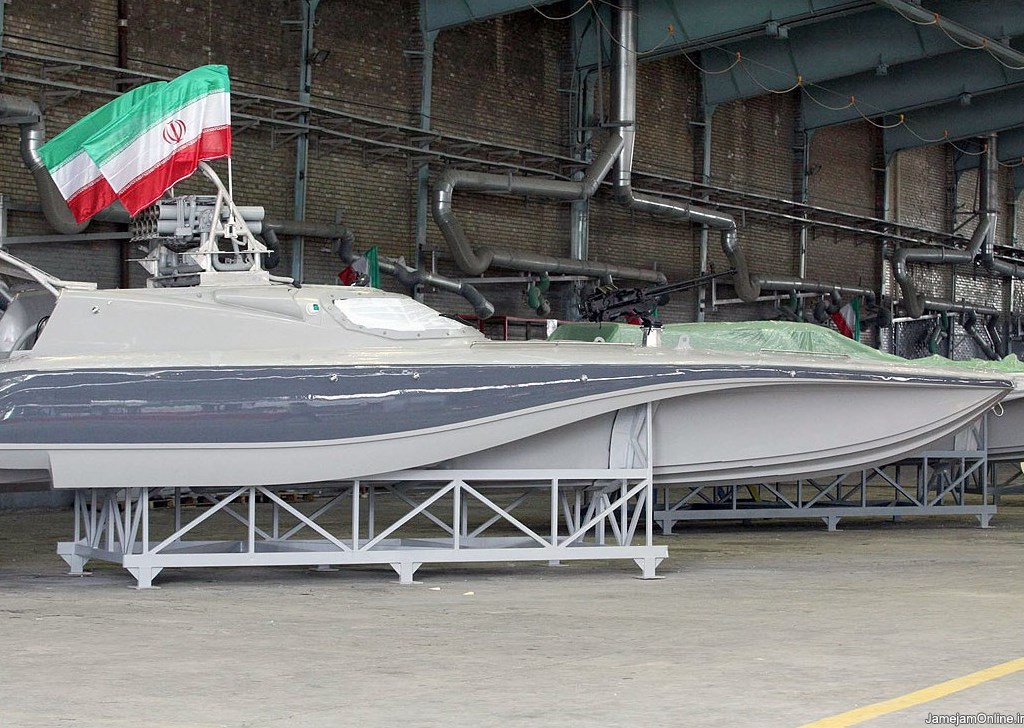 تعقیب ناوهای ۱۰۰هزار تُنی با شناورهای ۸۰ناتی سپاه + تصاویر تعقیب ناوهای ۱۰۰هزار تُنی با شناورهای ۸۰ناتی سپاه + تصاویر