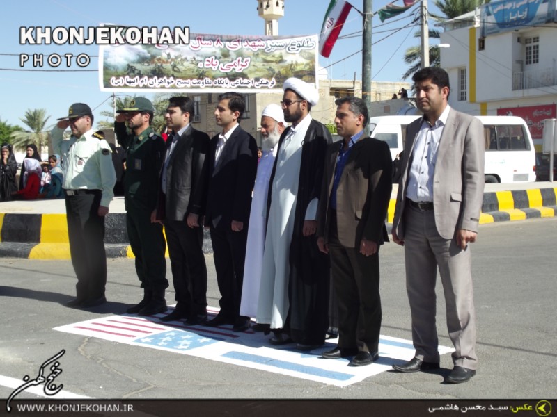 عکس: پرچم آمریکا و اسراییل، زیر پای شورای تامین شهرستان خنج