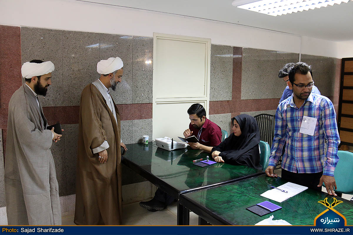 حضور مسئولین استانی در نخستین ساعت رای گیری+ تصاویر حضور مسئولین استانی در نخستین ساعت رای گیری+ تصاویر