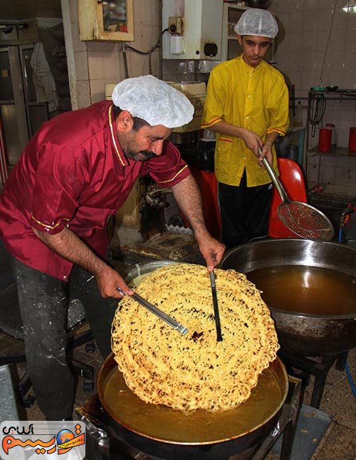 عکس/ بزرگترین زولبیای ایران به قطر 50 سانتی متر!