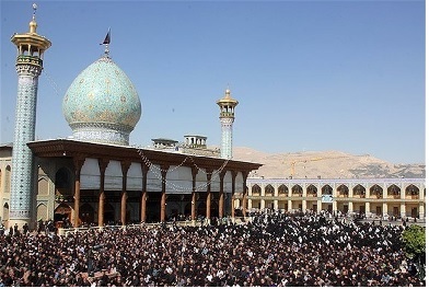 اشک های که داغ دلشان را سرد می کند/ چشم های گریان عاشقان مانده از قافله اربعین