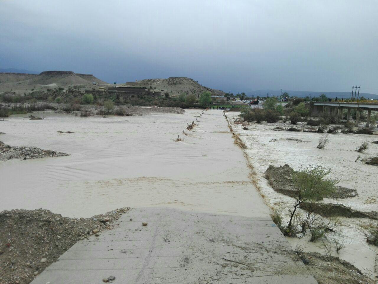 پل بالاده کازرون در آب فرو رفت