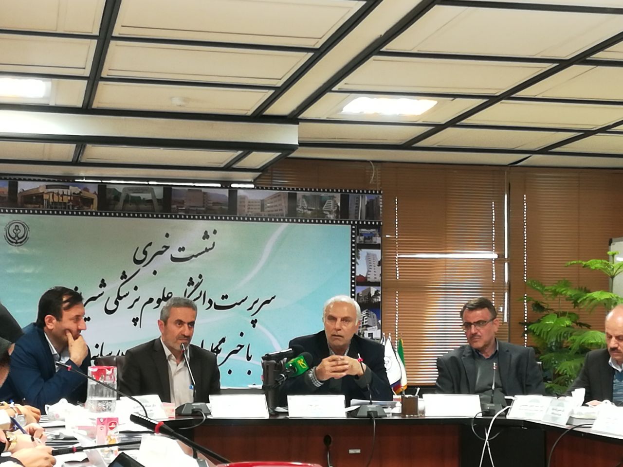 از سیاست متنفرم/ طلب 750 میلیارد تومانی دانشگاه علوم پزشکی شیراز از بیمه‌ها/ سیستم تامین نیروی متخصص شهرستان‌ها نیازمند اصلاح در سطح ملی