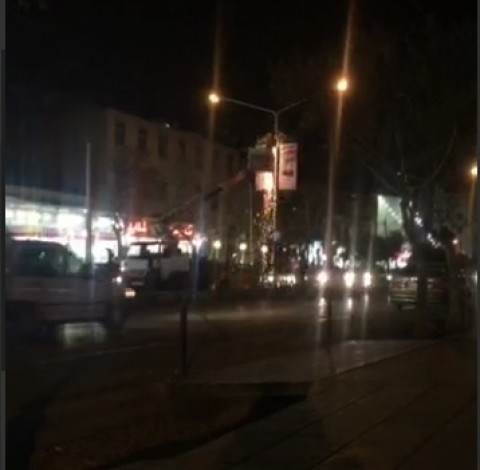 جمع آوری شبانه تمثال های شهدا از سطح شهر شیراز+ فیلم
