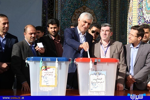ایت الله ایمانی و استاندار رای خود را در صندوق انداختند ایت الله ایمانی و استاندار رای خود را در صندوق انداختند
