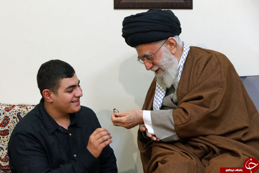مسئولان کشورمان به چه انگشترهایی علاقه دارند؟+ تصاویر مسئولان کشورمان به چه انگشترهایی علاقه دارند؟+ تصاویر