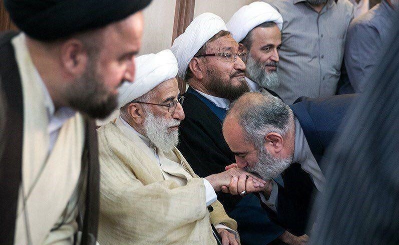 بوسه مشاور روحانی جنجال ساز شد+ عکس بوسه مشاور روحانی جنجال ساز شد+ عکس