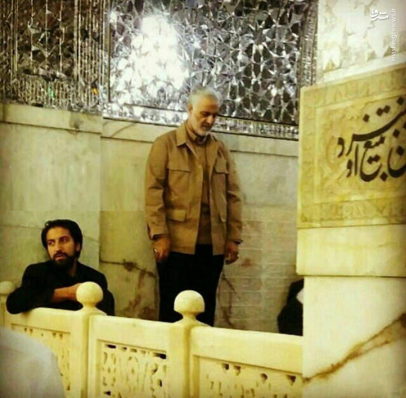 عکس/ نماز زیارت سردار سلیمانی در حرم امام رضا