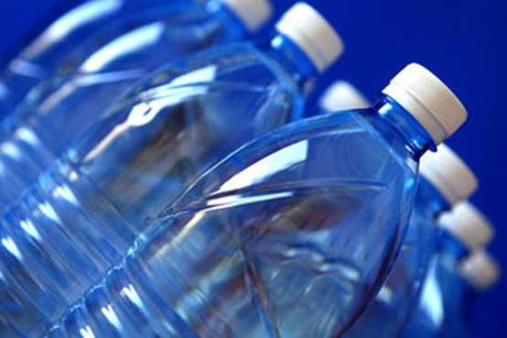 بطریهای آب معدنی را از معرض آفتاب دور کنید بطریهای آب معدنی را از معرض آفتاب دور کنید