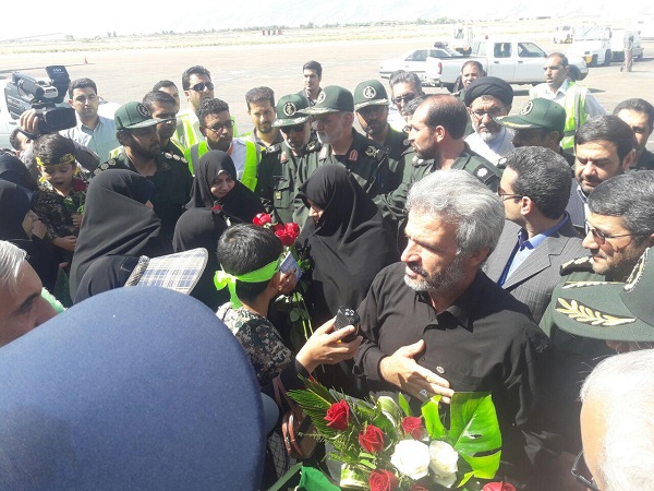 خانواده شهید «محسن حججی» وارد شیراز شدند/ مادر شهید: اخلاص محسن زبانزد بود+ عکس خانواده شهید «محسن حججی» وارد شیراز شدند/ مادر شهید: اخلاص محسن زبانزد بود+ عکس