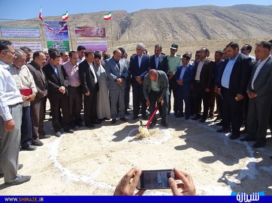 آغاز عملیات ساخت زمین چمن مصنوعی در فیروزآباد+تصاویر آغاز عملیات ساخت زمین چمن مصنوعی در فیروزآباد+تصاویر