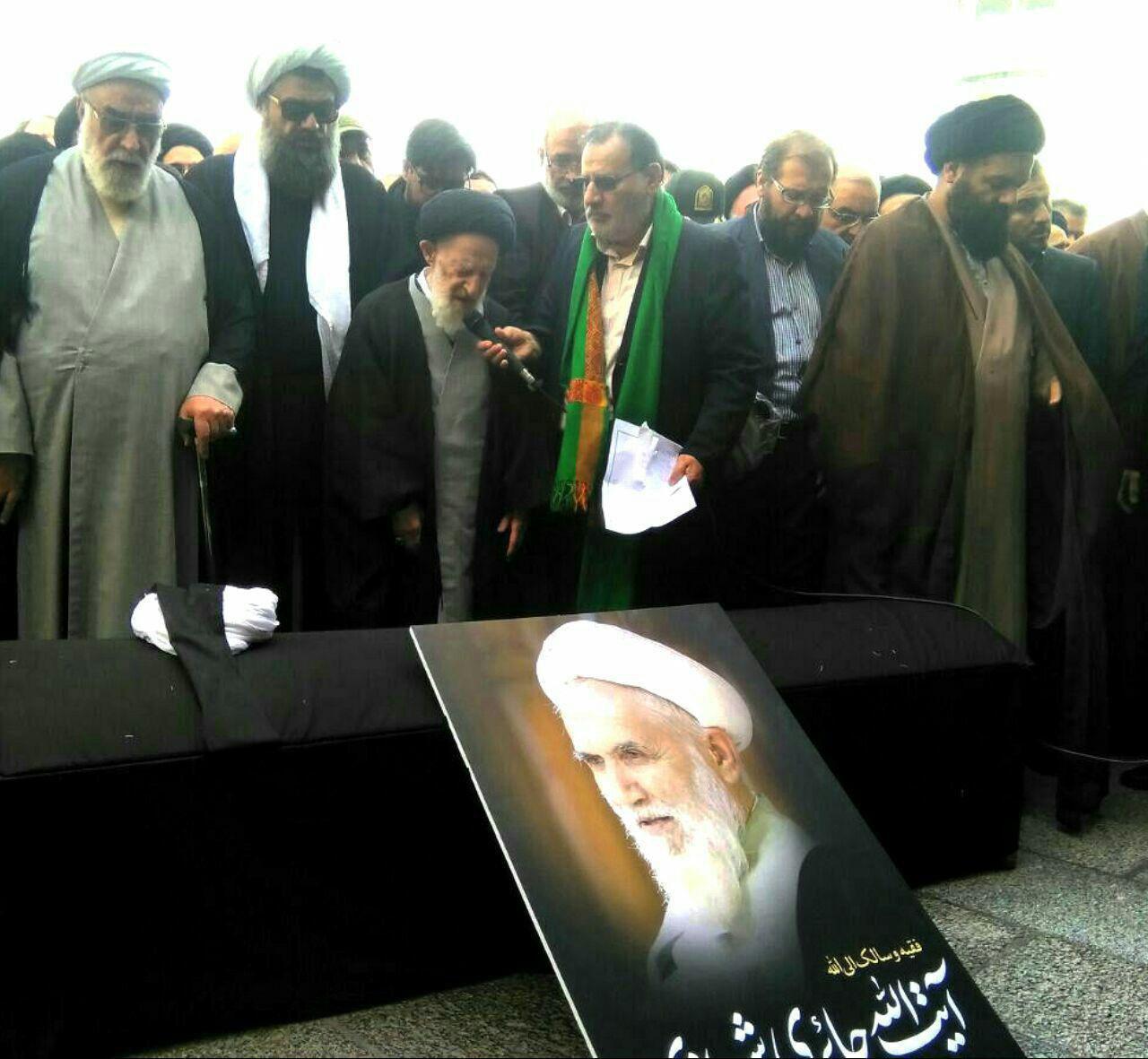 پیکر آیت الله حائری شیرازی به خاک سپرده شد پیکر آیت الله حائری شیرازی به خاک سپرده شد