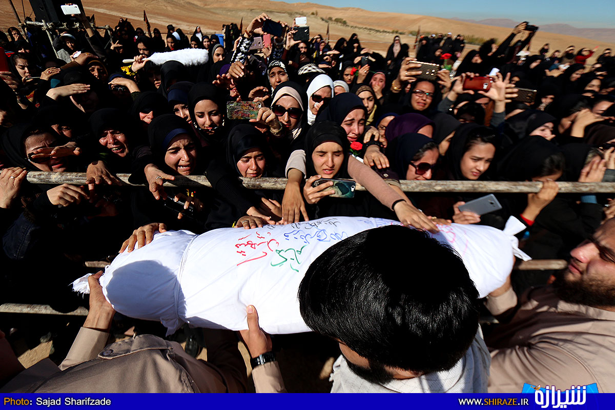 تشییع و تدفین ۲ شهید گمنام در دانشگاه پیام نور شیراز تشییع و تدفین ۲ شهید گمنام در دانشگاه پیام نور شیراز