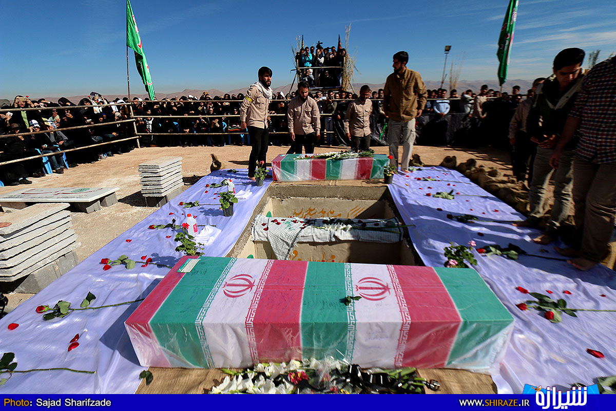 تشییع و تدفین ۲ شهید گمنام در دانشگاه پیام نور شیراز تشییع و تدفین ۲ شهید گمنام در دانشگاه پیام نور شیراز