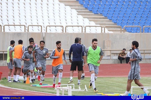 پیگیری تمرینات فجریها در ورزشگاه پارس شیراز+تصاویر پیگیری تمرینات فجریها در ورزشگاه پارس شیراز+تصاویر