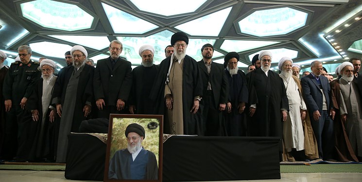 رهبر انقلاب بر پیکر آیت الله شاهرودی نماز اقامه کردند رهبر انقلاب بر پیکر آیت الله شاهرودی نماز اقامه کردند