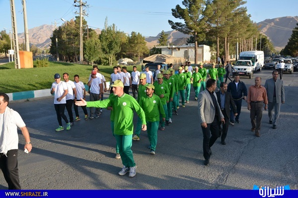 آیین استقبال از دوندگان جاده ولایت در اقلید + تصاویر آیین استقبال از دوندگان جاده ولایت در اقلید + تصاویر