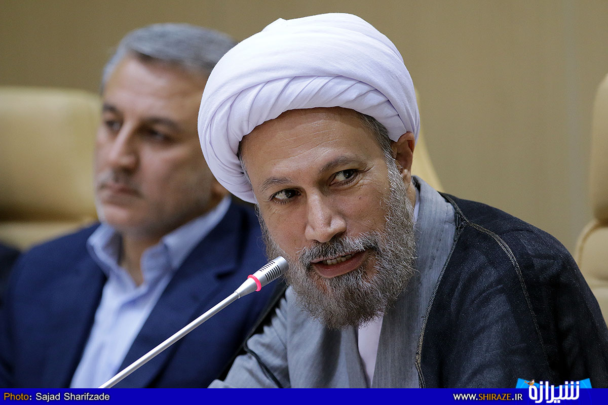 برخی جریان های سیاسی در کشور خودشان را مساوی با نظام می دانند برخی جریان های سیاسی در کشور خودشان را مساوی با نظام می دانند