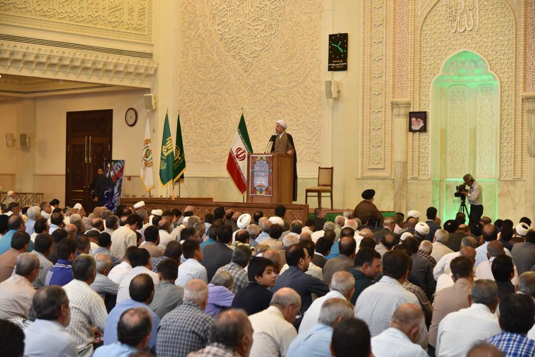 نظام به راحتی به دست نیامده که چهار انسان ضعیف النفس و بزدل بخواهند معامله اش کنند/ مسئولان پاسخ بدهند که چرا در مذاکره خطوط قرمزی که رهبری مشخص کرده بودند رعایت نشد