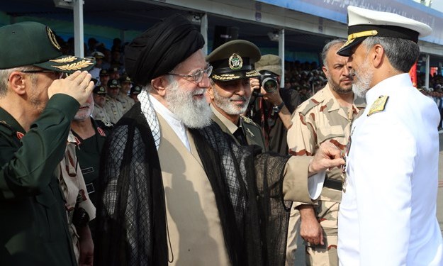 دریادار سیاری نشان درجه یک فتح را دریافت کرد دریادار سیاری نشان درجه یک فتح را دریافت کرد