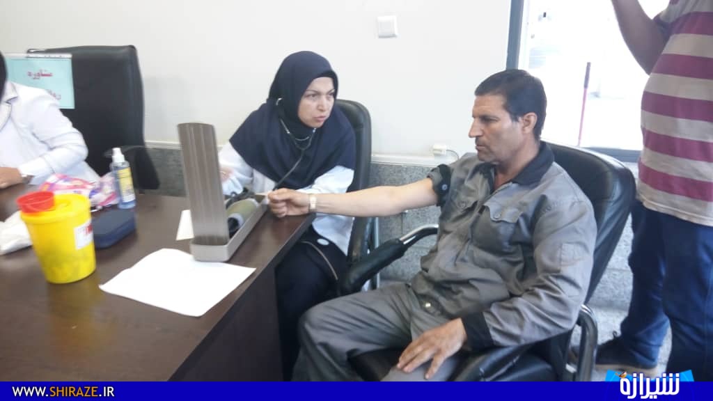 خدمت رسانی کارگران بسیجی شهرک صنعتی شیراز با عنوان «شیفت ایثار»+ تصاویر