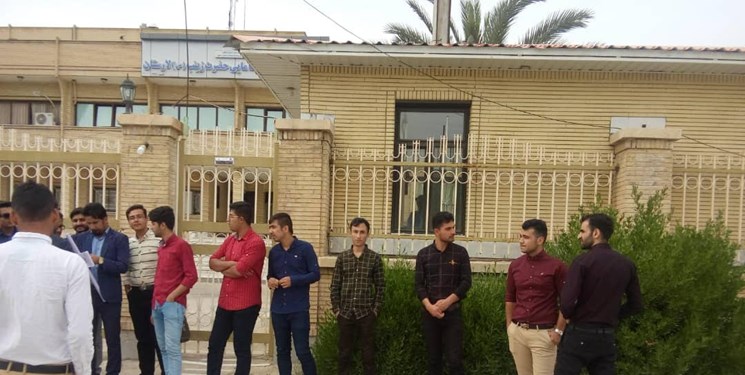 درهایی که برای ندیدن وزیر بهداشت به روی دانشجویان لارستان بسته شد درهایی که برای ندیدن وزیر بهداشت به روی دانشجویان لارستان بسته شد