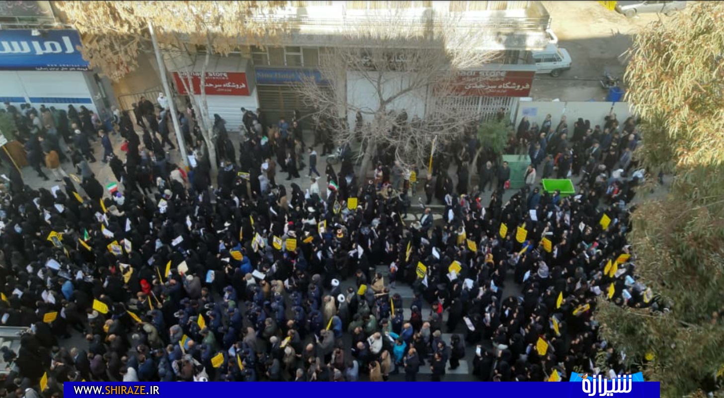 عکس/ خیز شیرازی ها به حترام سردار دلها