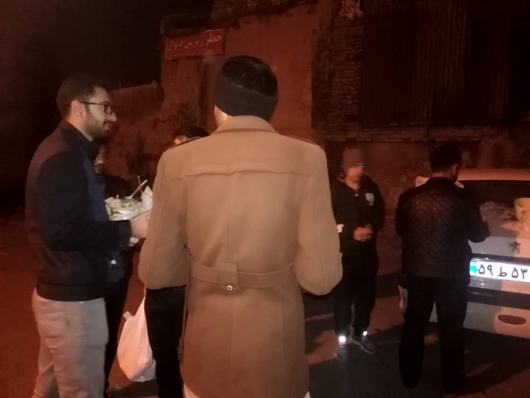 شب یلدای دانشجویان بسیجی در کنار کارتنخوابها شب یلدای دانشجویان بسیجی در کنار کارتنخوابها
