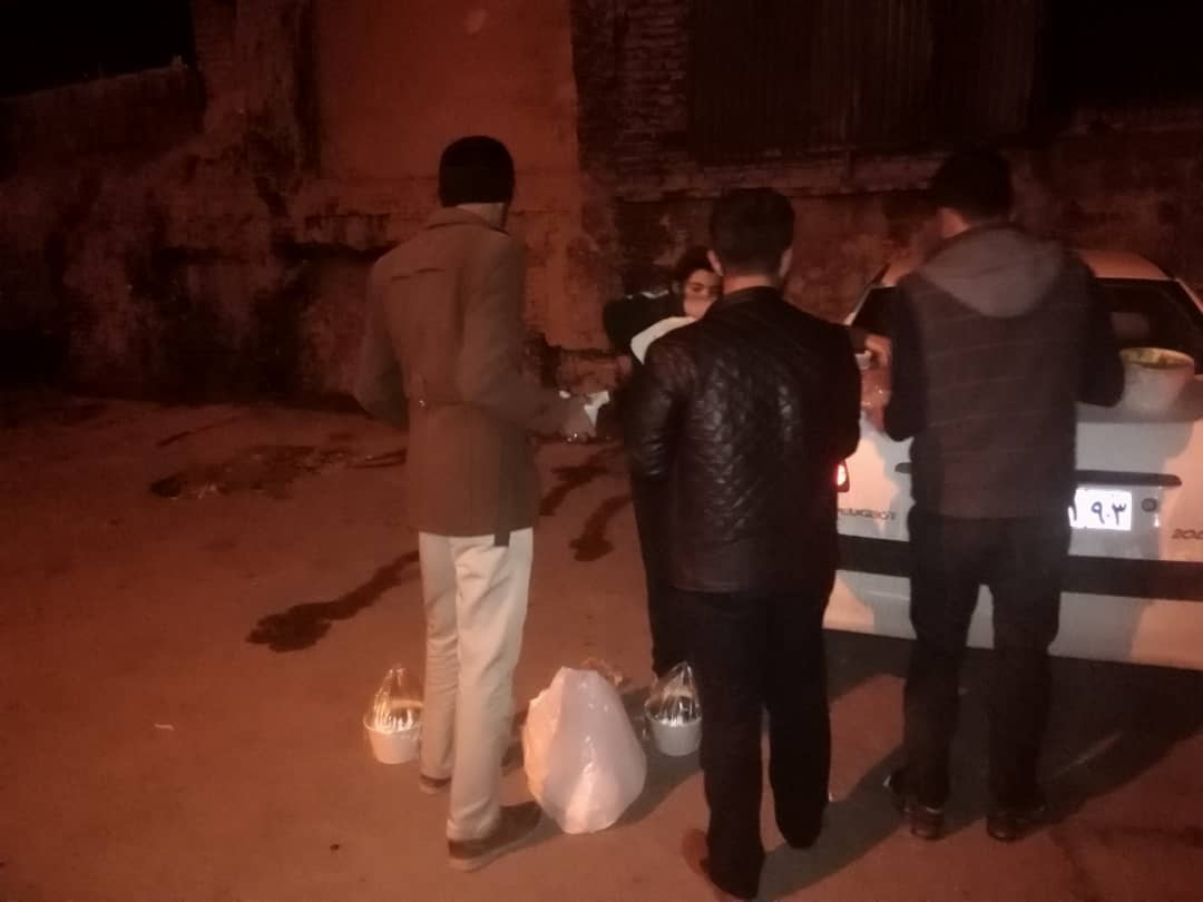 شب یلدای دانشجویان بسیجی در کنار کارتنخوابها شب یلدای دانشجویان بسیجی در کنار کارتنخوابها
