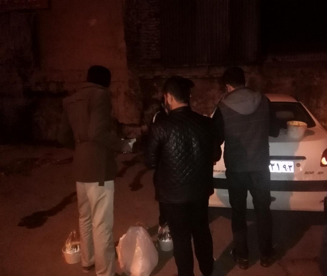 شب یلدای دانشجویان بسیجی در کنار کارتنخوابها شب یلدای دانشجویان بسیجی در کنار کارتنخوابها