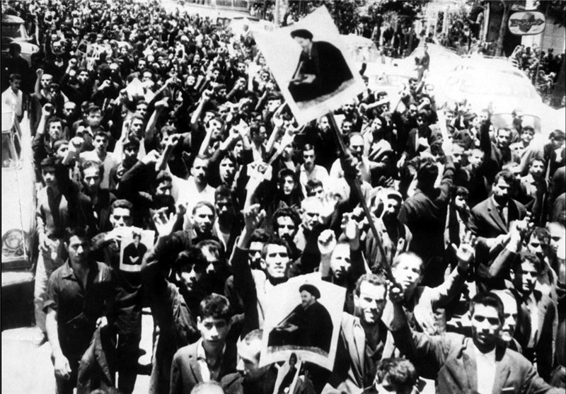 شیراز، قلب تپنده‌ی وقایع انقلاب/ پیشرو در 15خرداد42/ تنها شهر سوگوار برای شریعتی/ سهم 25درصدی استان فارس در اعلام حکومت نظامی/ دومین شهری که در آن ساختمان ساواک تسخیر شد