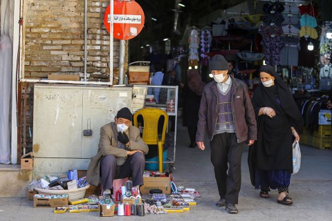 تغییر کاربری بسیاری از خطوط تولید صنایع فارس به تولید ماسک/ سفر و بازارگردی ممنوع/ دلالان ماسک همچنان جولان میدهند تغییر کاربری بسیاری از خطوط تولید صنایع فارس به تولید ماسک/ سفر و بازارگردی ممنوع/ دلالان ماسک همچنان جولان میدهند