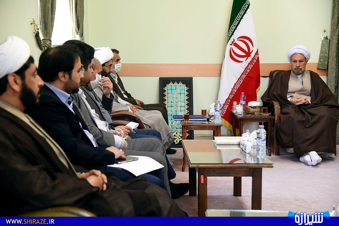 در عالم طلبگی عنوان و مقام وجود ندارد در عالم طلبگی عنوان و مقام وجود ندارد