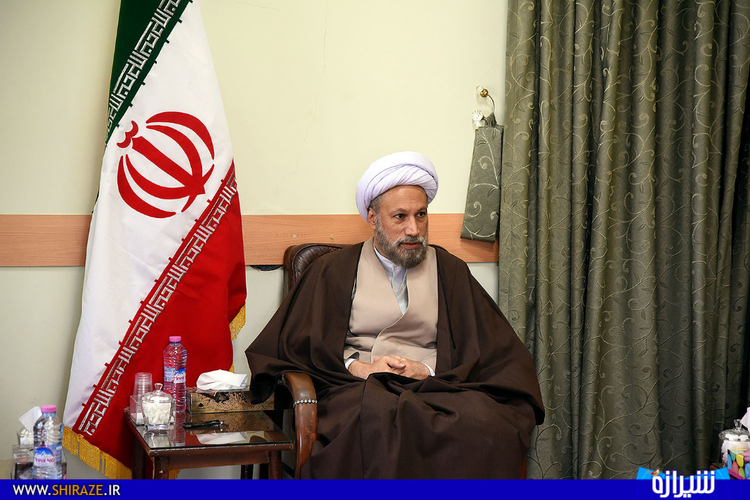در عالم طلبگی عنوان و مقام وجود ندارد در عالم طلبگی عنوان و مقام وجود ندارد