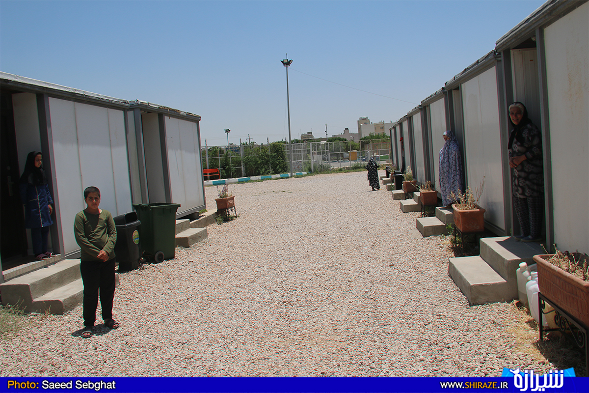سکونت سه ماهه در کانکس با دو فرزند/ حاصل 20 سال زحمت را شهرداری نابود کرد!/ مجوز شهرداری برای ساخت خانه برروی گودال