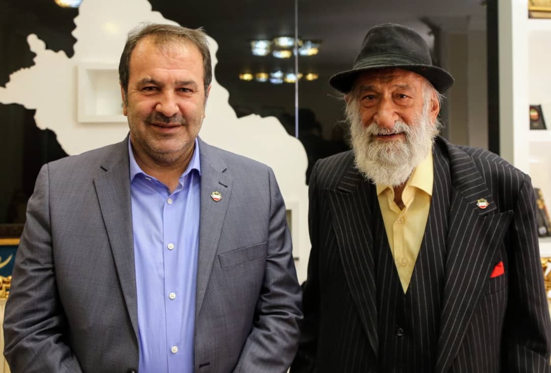 اهدا نشان پهلوانی از سوی پهلوان خلیل عقاب به استاندار فارس اهدا نشان پهلوانی از سوی پهلوان خلیل عقاب به استاندار فارس