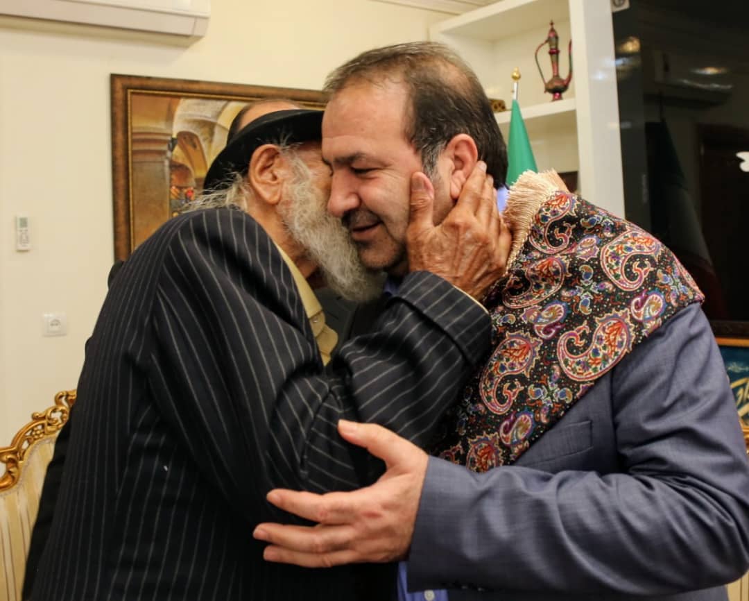 اهدا نشان پهلوانی از سوی پهلوان خلیل عقاب به استاندار فارس اهدا نشان پهلوانی از سوی پهلوان خلیل عقاب به استاندار فارس