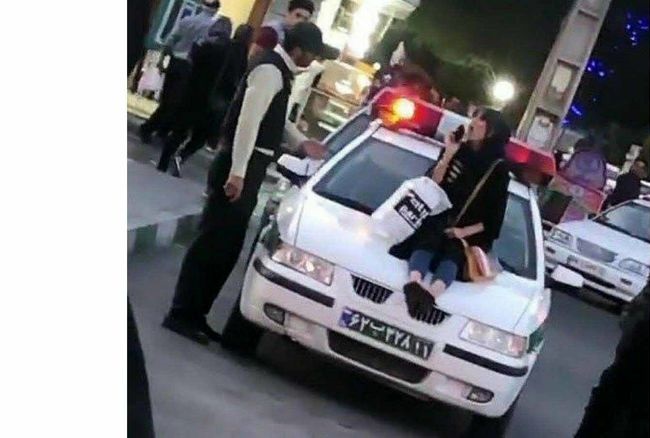 حکم جالب دادگاه درباره زنی که بعد از کشف حجاب روی کاپوت ماشین پلیس نشست حکم جالب دادگاه درباره زنی که بعد از کشف حجاب روی کاپوت ماشین پلیس نشست