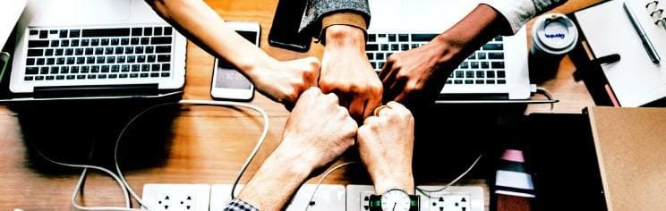 ۵ راز برای علاقمند کردن دیگران به خودمان ۵ راز برای علاقمند کردن دیگران به خودمان