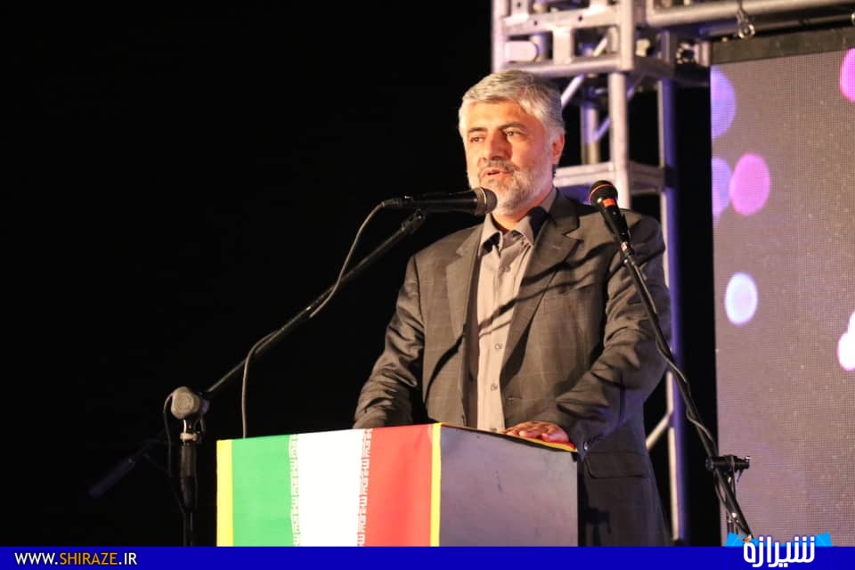 هنرمندان صنایع دستی فارس با وجود مشقت های زیاد اما با عشق و علاقه ساعت ها وقت می گذارند تا هنر اصیل ایرانی را بیافرینند هنرمندان صنایع دستی فارس با وجود مشقت های زیاد اما با عشق و علاقه ساعت ها وقت می گذارند تا هنر اصیل ایرانی را بیافرینند