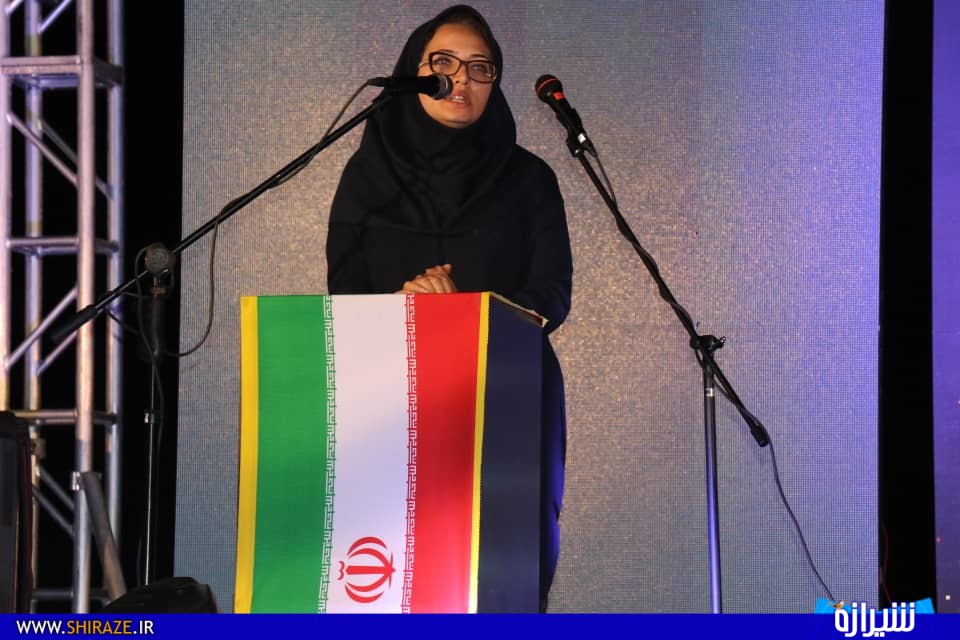 هنرمندان صنایع دستی فارس با وجود مشقت های زیاد اما با عشق و علاقه ساعت ها وقت می گذارند تا هنر اصیل ایرانی را بیافرینند هنرمندان صنایع دستی فارس با وجود مشقت های زیاد اما با عشق و علاقه ساعت ها وقت می گذارند تا هنر اصیل ایرانی را بیافرینند