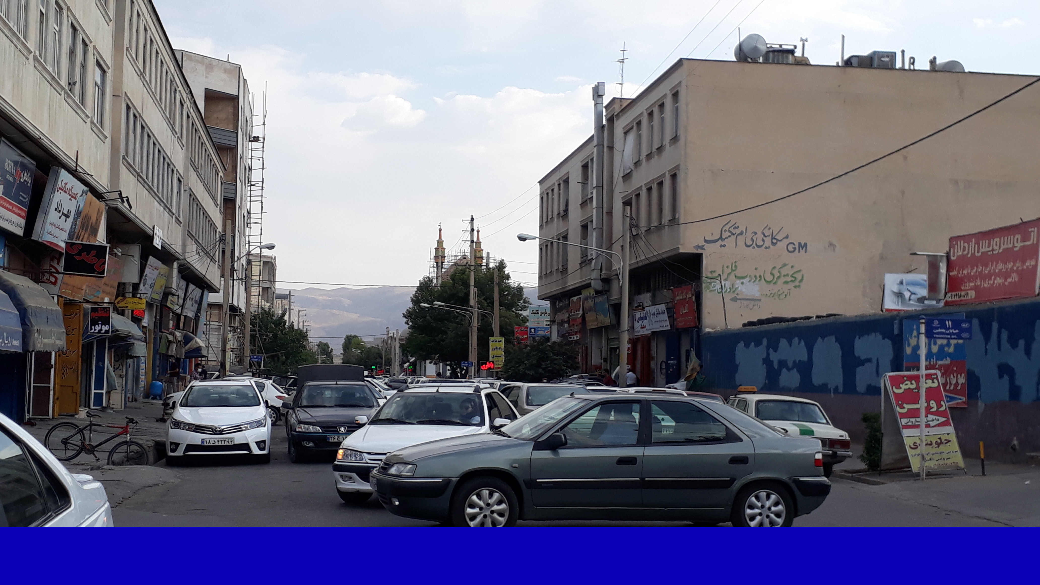 خراشی که مکانیک‌کاران شیرازی بر چهره شهر می‌کشند/ قرق پیاده‌روها و خیابان‌ها توسط قطعات داغان ماشین‌ها