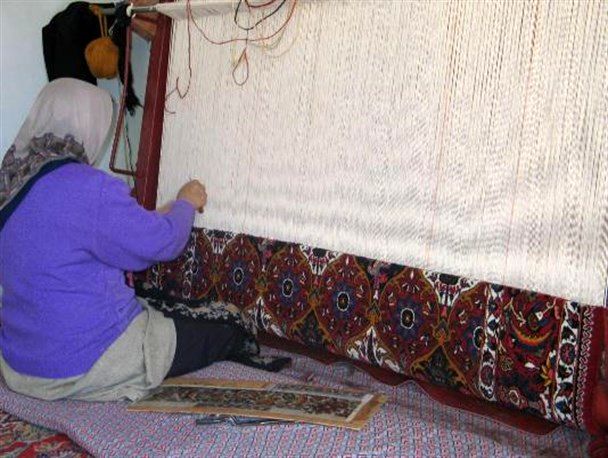 سهم 20 درصدی صادرات با وجود ثبت جهانی/حکایت هنرمندانی که با خونِ دل بر گل های قالی  رنگ می زنند/ لزوم فرهنگسازی در اهمیت مردم به فرش دستبافت