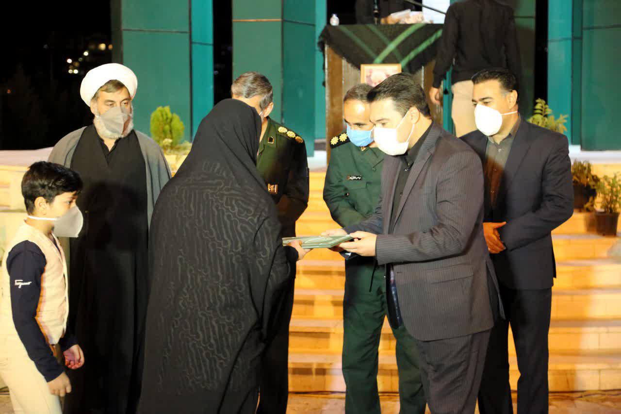 اعطای درجه سرتیپی از سوی فرمانده معظم کل قوا به خانواده معظم شهید جمشید(مهدی) زارع اعطای درجه سرتیپی از سوی فرمانده معظم کل قوا به خانواده معظم شهید جمشید(مهدی) زارع
